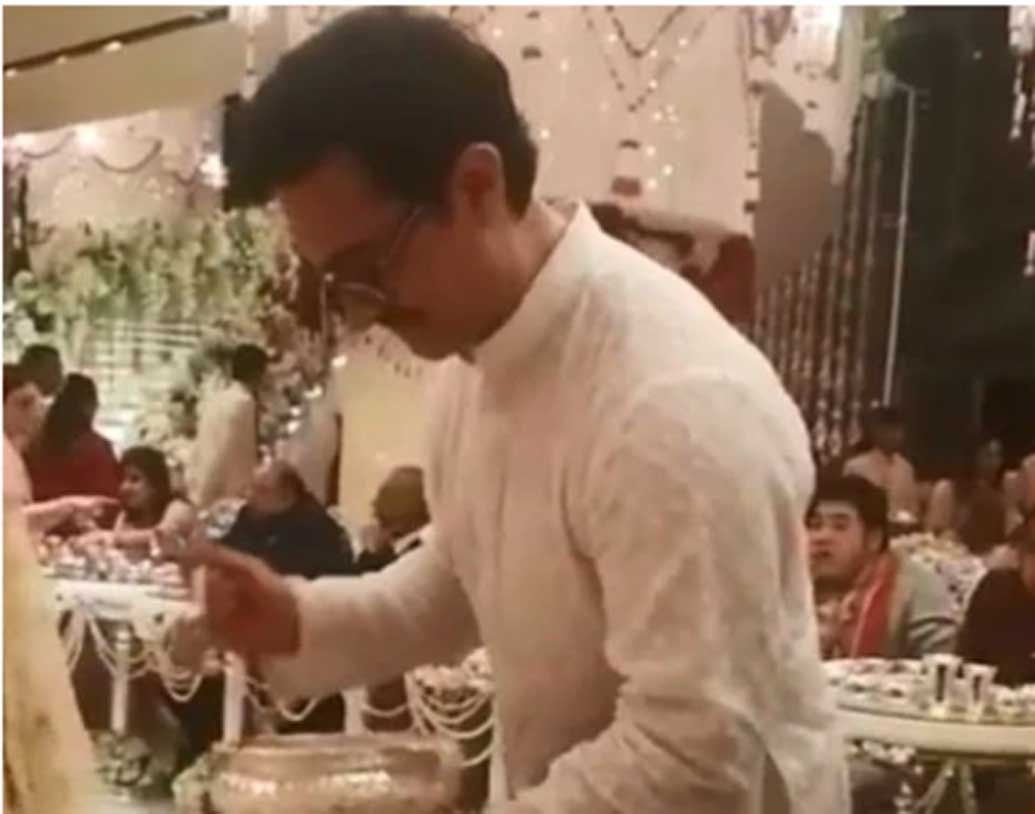 রূপোর বাটিতে খাবার বেড়ে দিচ্ছেন আমির খান, এমন ভিডিয়োও ভাইরাল নেট দুনিয়ায়।