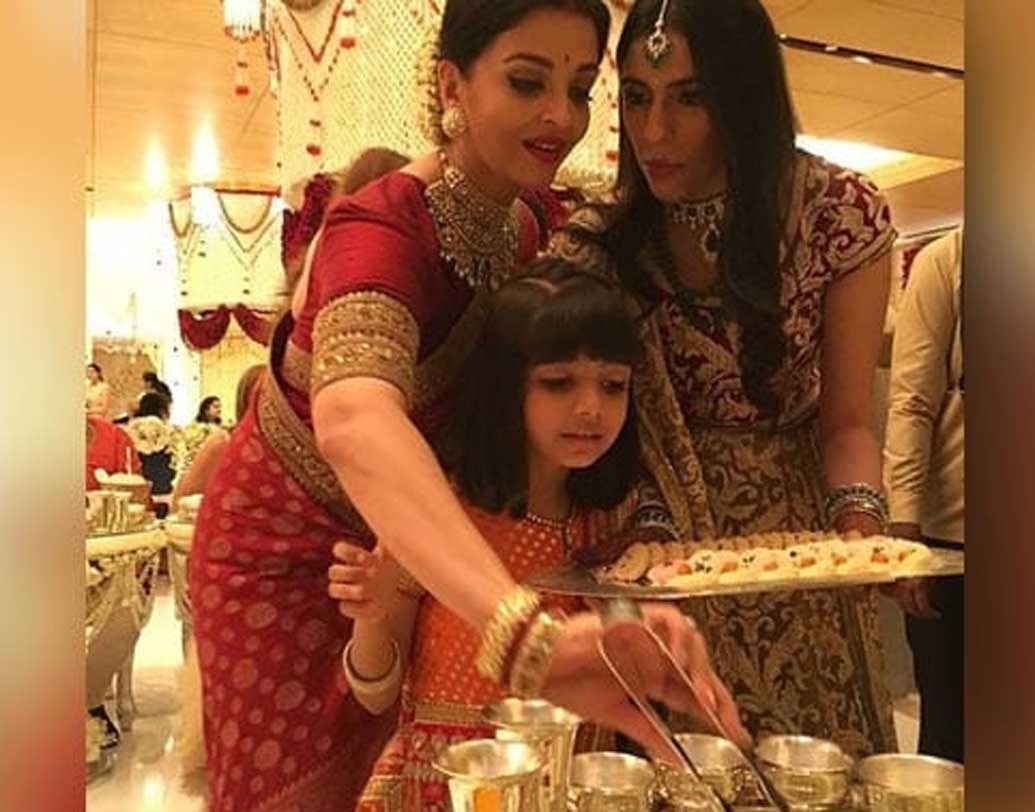 সব্যসাচীর ডিজাইনার শাড়িতে সেজে খাবার পরিবেশনের সময় মেয়ে আরাধ্যাকে নিয়ে নজর কেড়েছিলেন ঐশ্বর্যাও। কেউ কেউ জানতেও চেয়েছেন, এটা কেন হল?