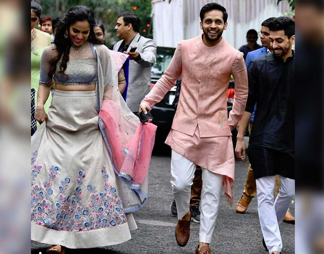 সাদা, নীল, গোলাপি লেহেঙ্গায় সাইনাকে লাগছিল চমৎকার। কাশ্যপ পরেছিলেন হালকা গোলাপি কুর্তা।