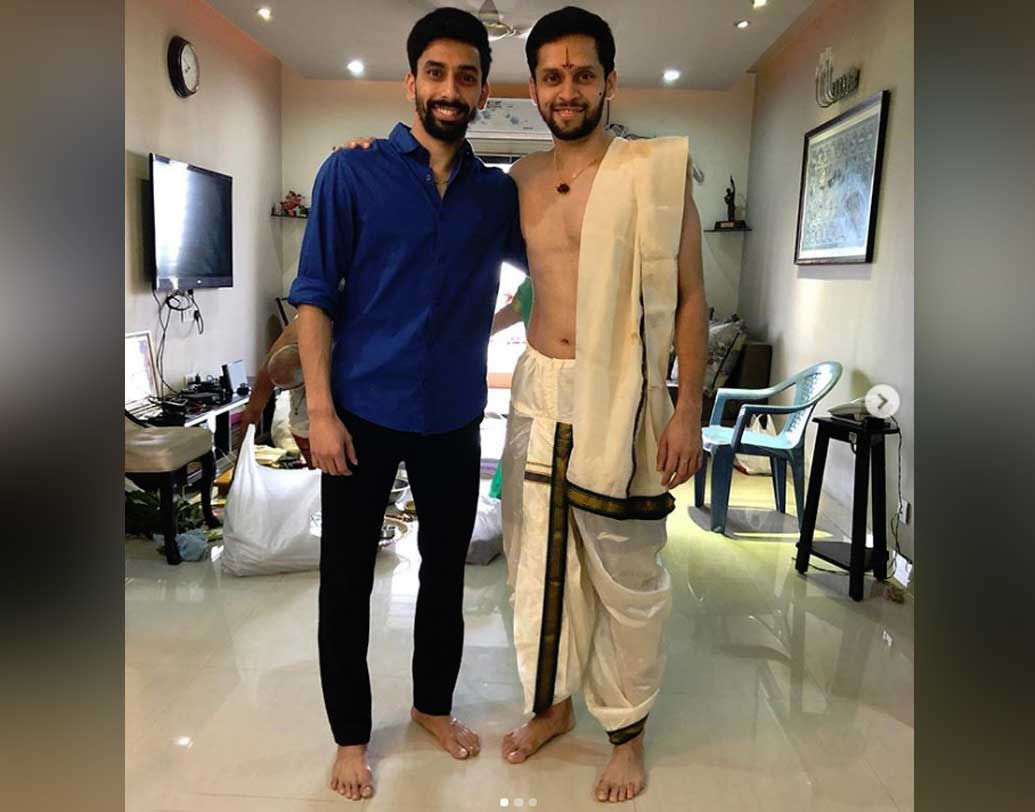 বন্ধুর সঙ্গে একেবারে সনাতনী ধুতি পরে ছবি পোস্ট করেছেন কাশ্যপ। তেলুগু বিয়েতে এই ‘জিলাকাররা বাল্লাম’ সেরেমনি অত্যন্ত জরুরি। বাবা উদয়শঙ্কর ও মা সুভদ্রাশঙ্কর-সহ আত্মীয়রা উপস্থিত ছিলেন বিয়েতে। হল ‘ওডুগু’ বা উপনয়নের অনুষ্ঠান।