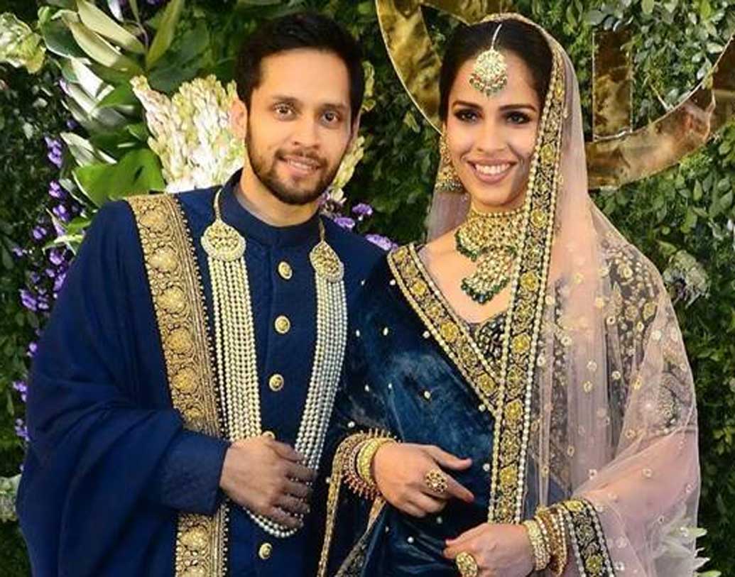 রিসেপশনে সাইনা ও কাশ্যপের হালকা সাজ মুগ্ধ করেছে প্রত্যেককেই। কাশ্যপ তো টুইটারে তাঁদের স্টাইলিস্ট ও পোশাকের ডিজাইনারকে ধন্যবাদও জানিয়েছেন।