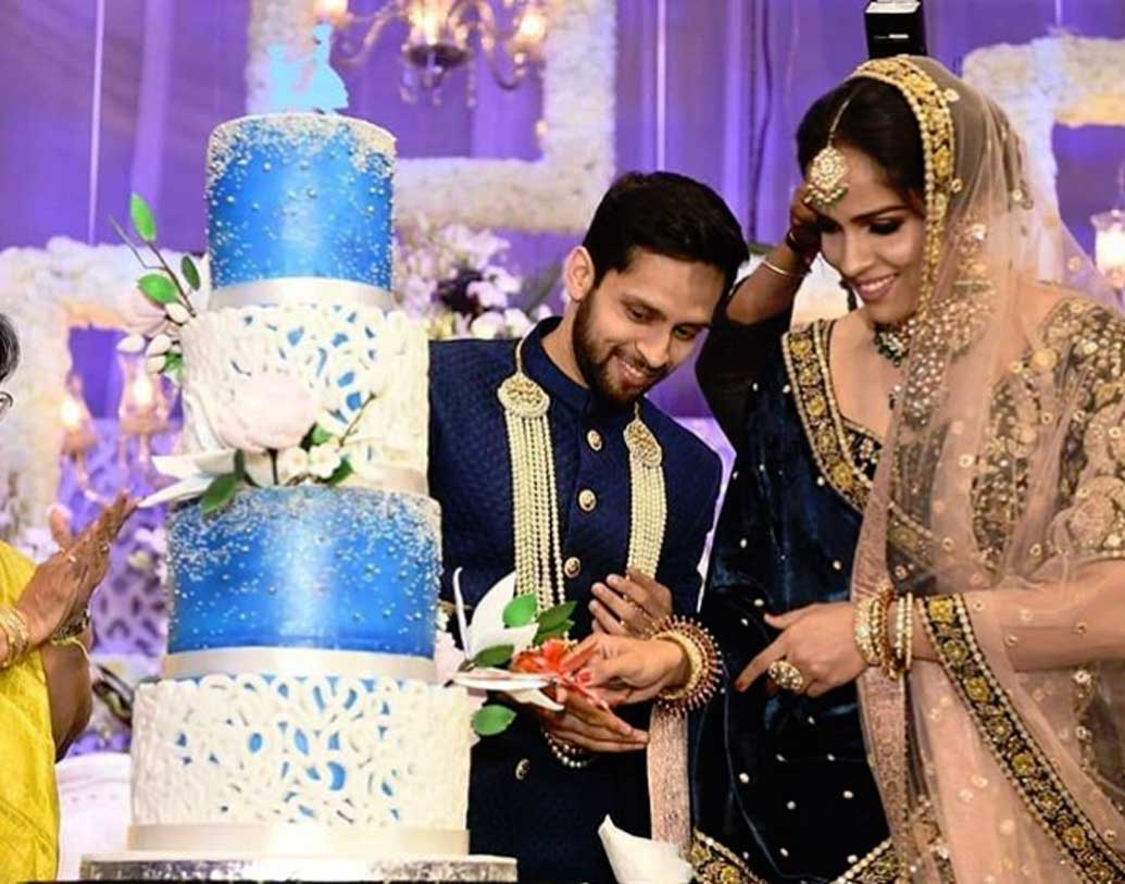 দুই চ্যাম্পিয়ন ব্যাডমিন্টন তারকা এ দিন যেন আর পাঁচ জন দম্পতির মতোই। কাশ্যপ তো একবার সাইনার হাতের চুড়িও ঠিক করে দিলেন। সাইনার দিক থেকে যেন চোখ ফেরাতে পারছিলেন না কাশ্যপ।