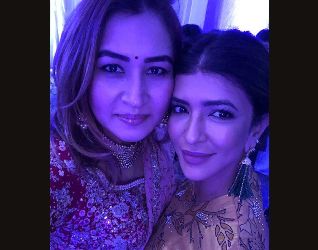 সাইনার বিয়েতে উপস্থিত ছিলেন ব্যাডমিন্টন জগতের তারকারা। ছিলেন জ্বালা গাট্টা। জ্বালা একটি ছবি পোস্ট করেছেন দক্ষিণ ভারতীয় অভিনেত্রী মাঞ্চু লক্ষ্মীর সঙ্গেও।