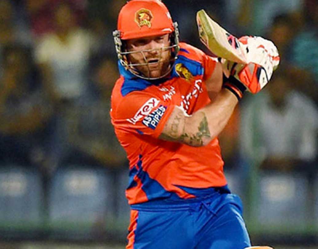 ২০০৮ সালে আইপিএলের প্রথম ম্যাচেই ১৫৮ রানের ইনিংস উপহার দিয়েছিলেন ব্রেন্ডন ম্যাকালাম। শেষ বার আরসিবি-র জার্সিতে তেমন সফল নন সুদর্শন কিউয়ি ব্যাটসম্যান। ৬ ম্যাচে ১২৭ রান করেছিলেন। তাঁর বেস প্রাইস ১ কোটি।