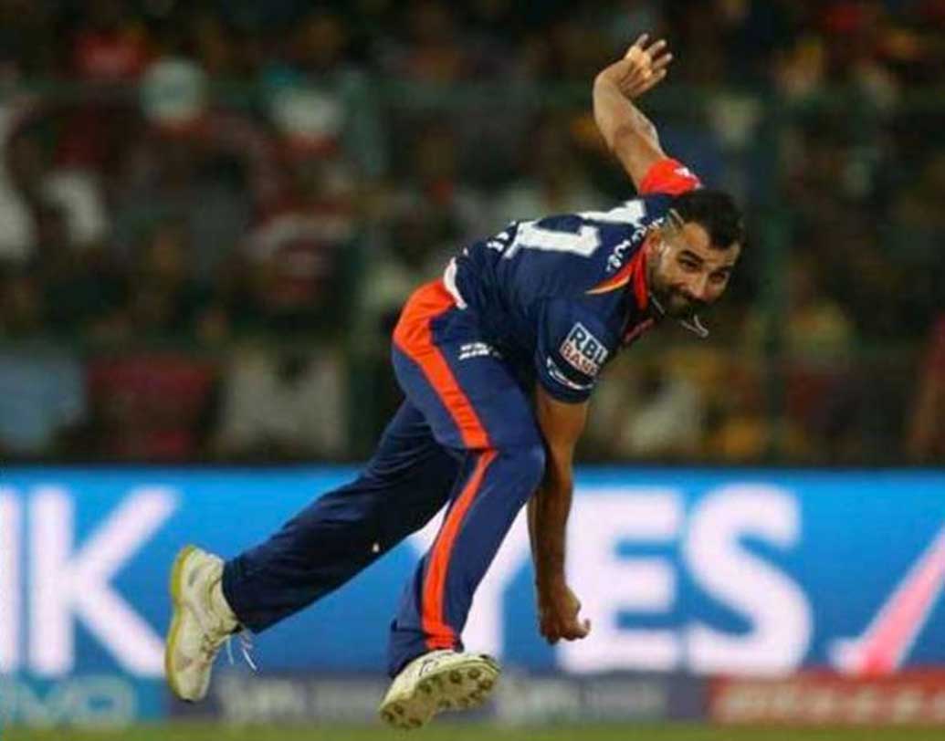 মহম্মদ শামি সদ্য পার্‌থে অস্ট্রেলিয়ার ব্যাটিংকে শুইয়ে দিয়ে নিয়েছেন ছয় উইকেট। বাংলার এই রঞ্জি পেসারকে গত বছর দিল্লির হয়ে খেলতে দেখা গিয়েছিল। পারফরমেন্স আহামরি ছিল না। চার ম্যাচ খেলে ঝুলিতে পুরেছিলেন তিন উইকেট। এ বার শামির বেস প্রাইস ১ কোটি টাকা।