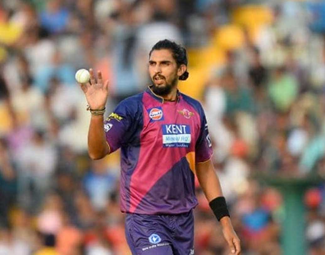 ভারতের হয়ে বুড়ো হাড়ে ভেলকি দেখাচ্ছেন দিল্লির পেসার ইশান্ত শর্মা । গত বছর আইপিএলের নিলামে অবহেলিতই থেকে গিয়েছিলেন। এ বার সুযোগ পেলে নিজেকে প্রমাণ করতে মরিয়া। বেস প্রাইস ৭৫ লক্ষ টাকা।