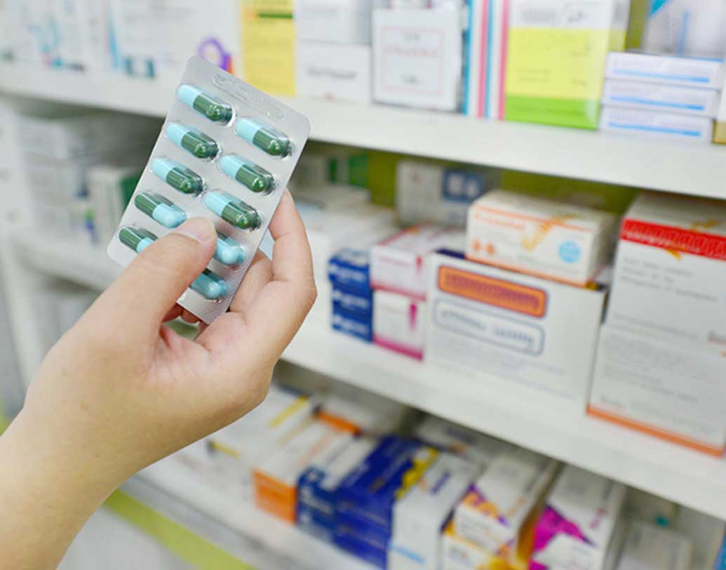 হু বলছে, ১০টি মেডিক্যাল প্রোডাক্টের মধ্যে কম আয় বা মাঝারি আয়ের দেশগুলিতে একটা জাল বা খারাপ প্রোডাক্ট থাকবেই। ওষুধ কিনে প্রথমেই (বিশেষ করে বোতলজাত ওষুধের ক্ষেত্রে) দেখে নিন সিলের কোথাও কোনও গলদ আছে কি না।