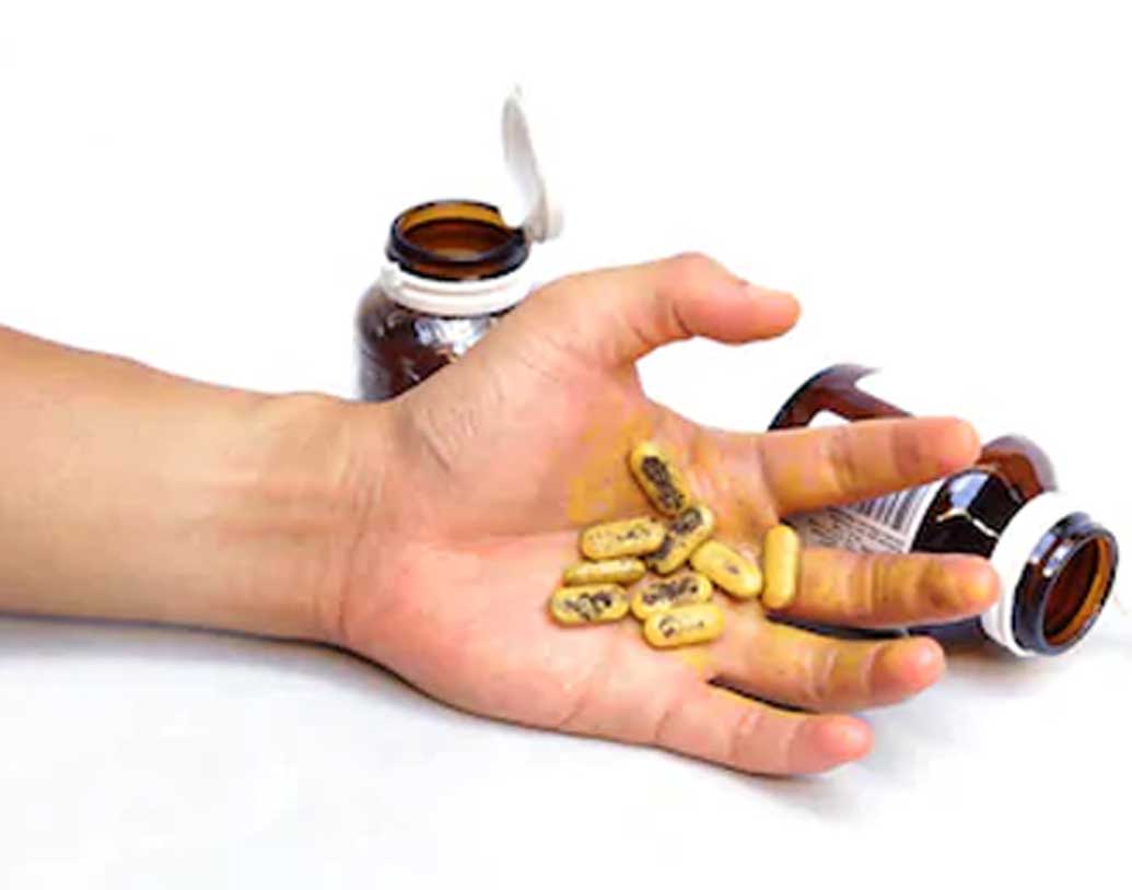 ওষুধটি ক্রিস্টালের (কেলাসাকার) মতো হলে, সে ক্ষেত্রে আগের কেনা ওষুধের মতোই কঠিন বা নরম কি না, কোথাও ফোলা অংশ বা দাগ রয়েছে কিনা, এগুলিও খতিয়ে দেখে নেওয়া প্রয়োজন।