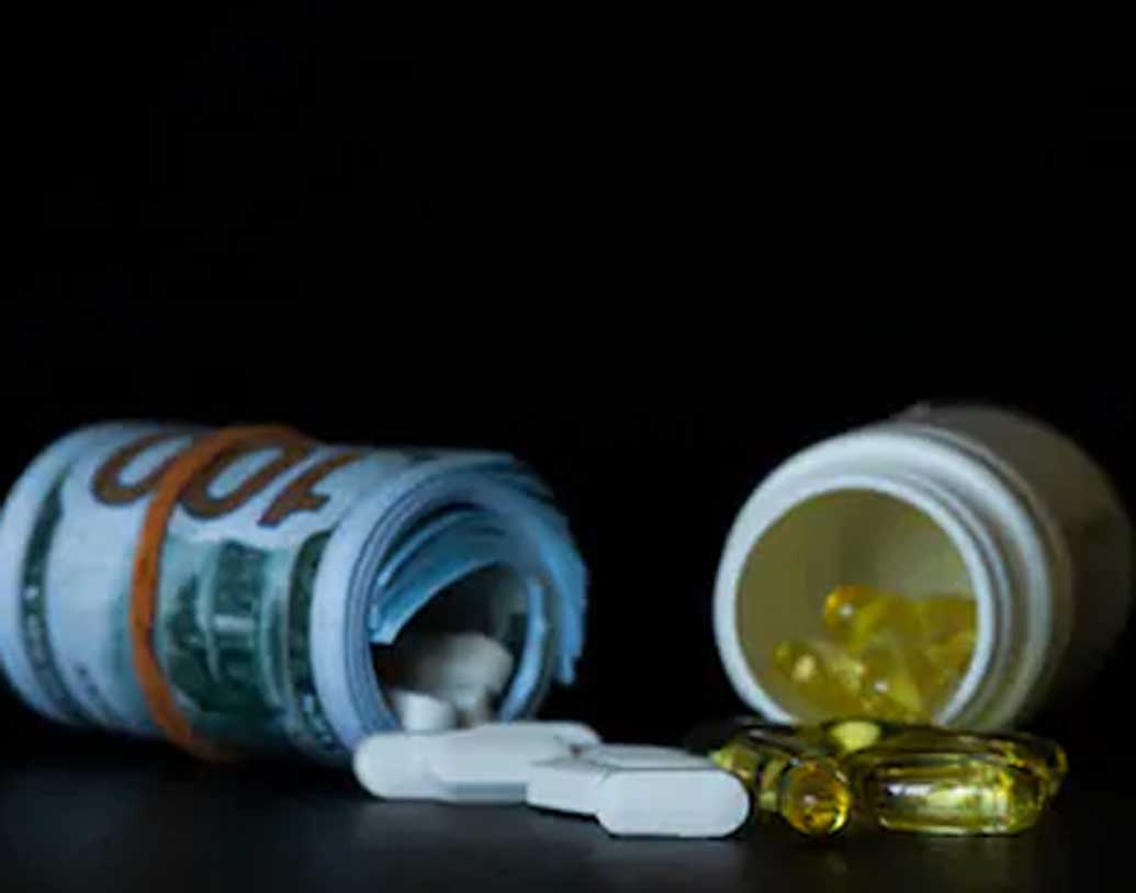 ড্রাগ টেকনিক্যাল অ্যাডভাইসরি বোর্ড জানিয়েছে, ওষুধ কিনে ক্রেতারা যদি ৯৯০১০৯৯০১০ নম্বরে ইউনিক ‘অথেনটিকেশন কোড’ এসএমএস করেন, ওষুধটি যেখান থেকে তৈরি, সেখানকার তরফে অথেনটিকেশন মেসেজ আসবে।