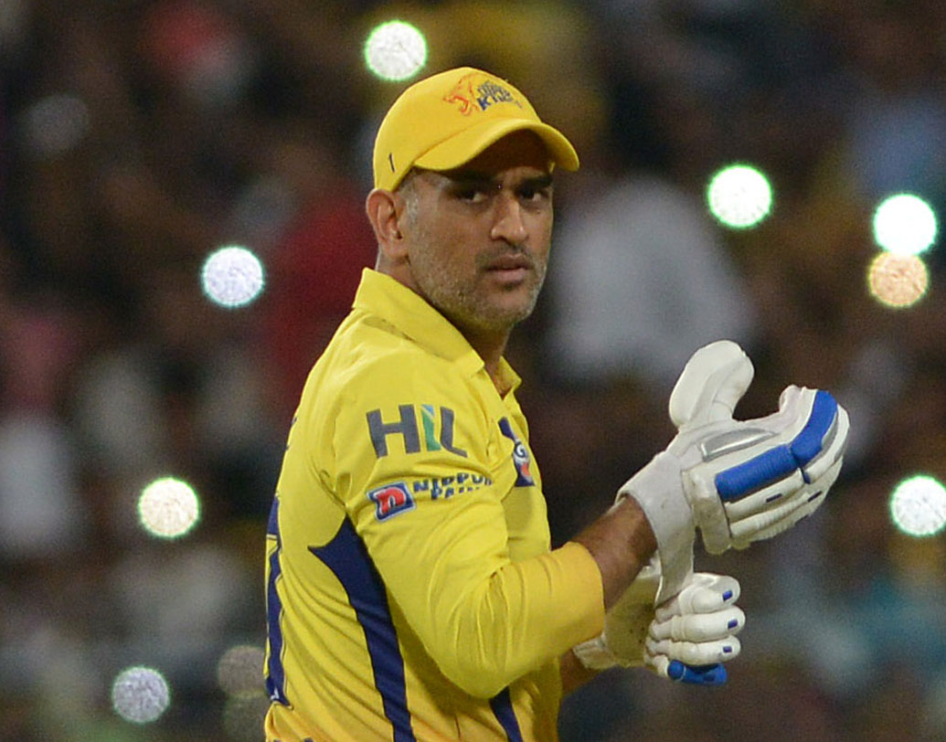 আইপিএলের ইতিহাসে সফলতম ক্যাপ্টেনের নাম বলতে বেশি ভাবতে হয় না।চেন্নাইকে তিন বারের চ্যাম্পিয়ন এবং আরও চার বার ফাইনালে তোলার পিছনে মহেন্দ্র সিংহ ধোনির যথেষ্ট অবদান রয়েছে। চলতি বছরেই ১৬টি  ম্যাচে ৪৫৫ রান করেছেন তিনি। ফলে টিমের প্রথম ক্রিকেটার হিসাবে ধোনিকে টিমে রাখতে বেশি ভাবেননি দলীয় কর্তারা।