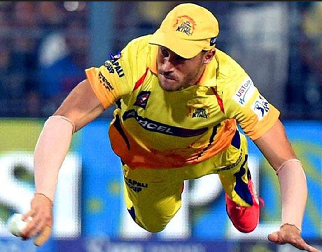 আগামী বছরেও সিএসকে-র জার্সিতে দেখা যাবে দক্ষিণ আফ্রিকার ফাফ ডু প্লেসিকে। ১১তম আইপিএলে ৬ ম্যাচে মাত্র ১৬২ রান করতে দেখা গিয়েছে তাঁকে। তবুও ফাফকে দলে রেখে দিয়েছে চেন্নাই।