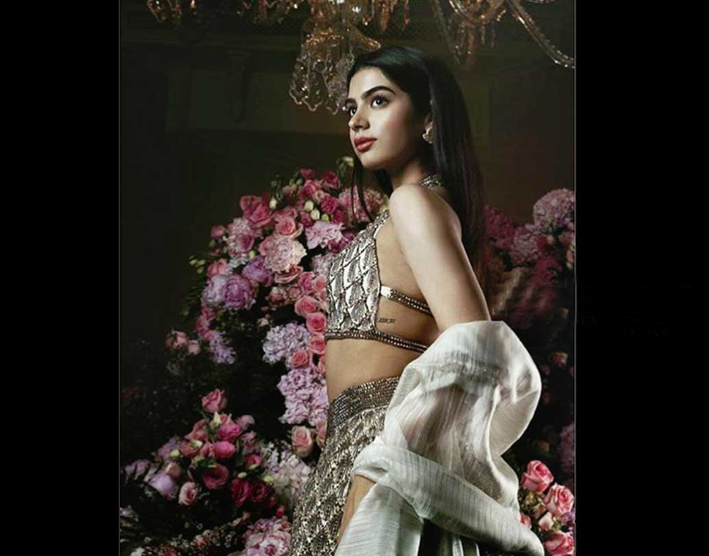 শ্রীদেবীর ছোট মেয়ে খুশি কপূরের একটি ইনস্টাগ্রাম পোস্টে পাঁজরের বাঁ দিক থেকে একটি ট্যাটু উঁকি মারতে দেখা গিয়েছে। কিন্তু এই ট্যাটুর অর্থ কী?