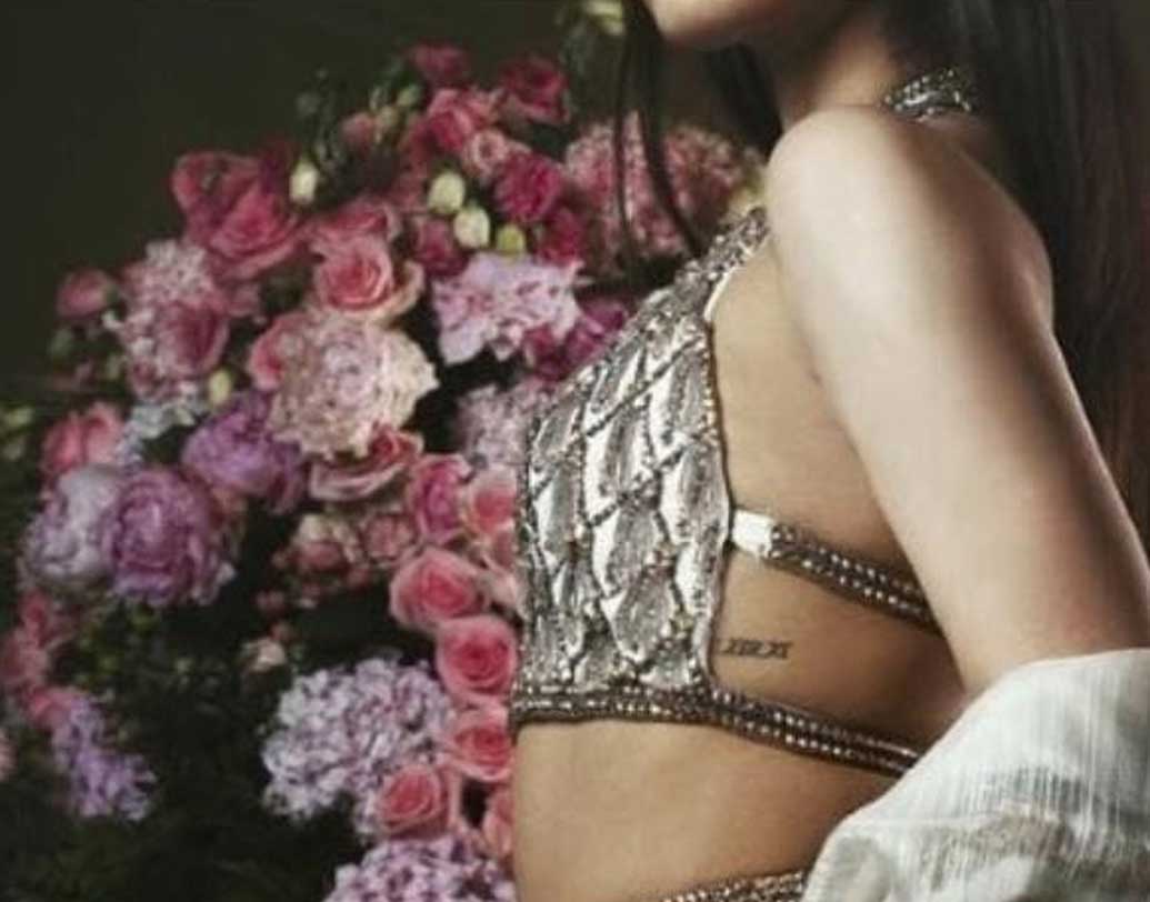 মণীশ মলহোত্রর ডিজাইন করা এই পোশাকের ছবি পোস্ট হয়েছে সোশ্যাল মিডিয়ায়। লেহেঙ্গার ডিজাইনের মাঝেই প্রত্যেকের নজর কেড়েছে এই ট্যাটু।