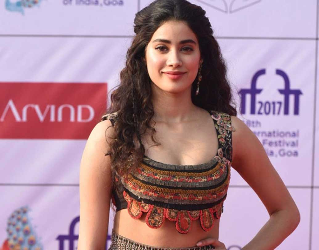 খুশি কপূরের জন্মদিন ৫ নভেম্বর, তাই রোমান হরফে লেখা রয়েছে পাঁচ। জাহ্নবীর জন্মদিন ৬ মার্চ। দিদির জন্মদিন রয়েছে পাঁজরে খোদাই করা।