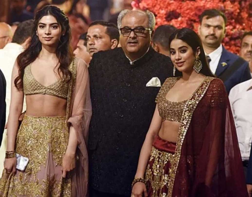 খুশির বাবা বনি কপূরের জন্মদিন ১১ নভেম্বর, সেই জন্য ট্যাটুতে রয়েছে ১১ সংখ্যাটিও।