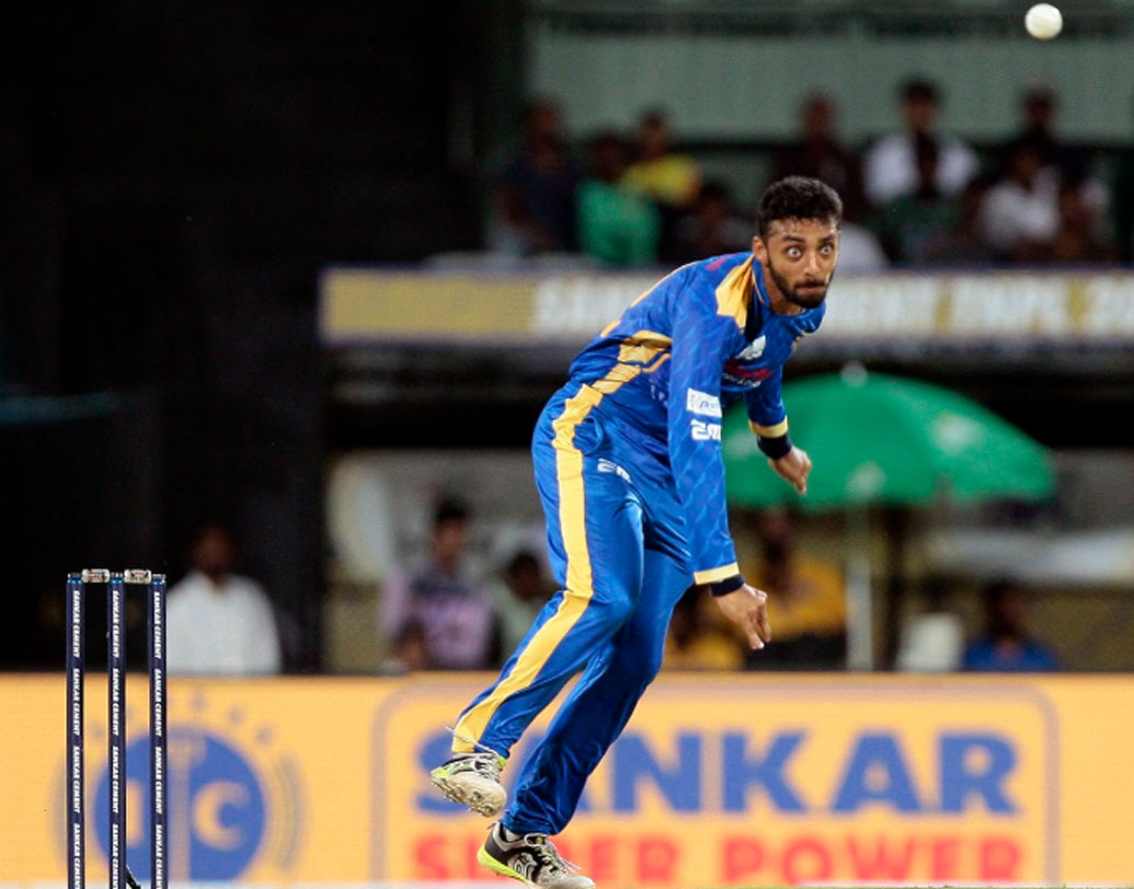 এ বারের আইপিএলের নিলামে বেশির ভাগ দলেরই নজরে রয়েছেনবরুণ চক্রবর্তী। তামিলনাড়ু প্রিমিয়ার লিগ (টিএনপিএল)-এবহু ব্যাটসম্যানই এই স্পিনারের বলে খাবি খেয়েছেন। ২০১৮-য় মাদুরাই প্যান্থার্সকে চ্যাম্পিয়ন করার অন্যতম কারিগর বরুণের ইকনমি রেট ছিল ৪০ ওভারে ৪.৭।তাঁর বেস প্রাইস ২০ লক্ষ টাকা।