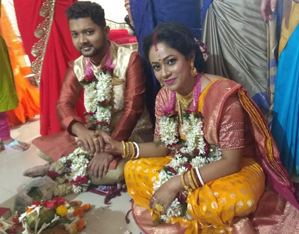 তবে অরিত্র-মহুয়ার অভিনয় শুধুমাত্র ধারাবাহিকে আটকে নেই। তাঁদের মঞ্চ অভিনয়ও প্রশংসিত। বেশ কিছুদিন ধরেই এই জুটির সম্পর্কের রসায়ন নিয়ে গুঞ্জন ছিল ইন্ডাস্ট্রিতে। অবশেষে শুভ পরিণয়।