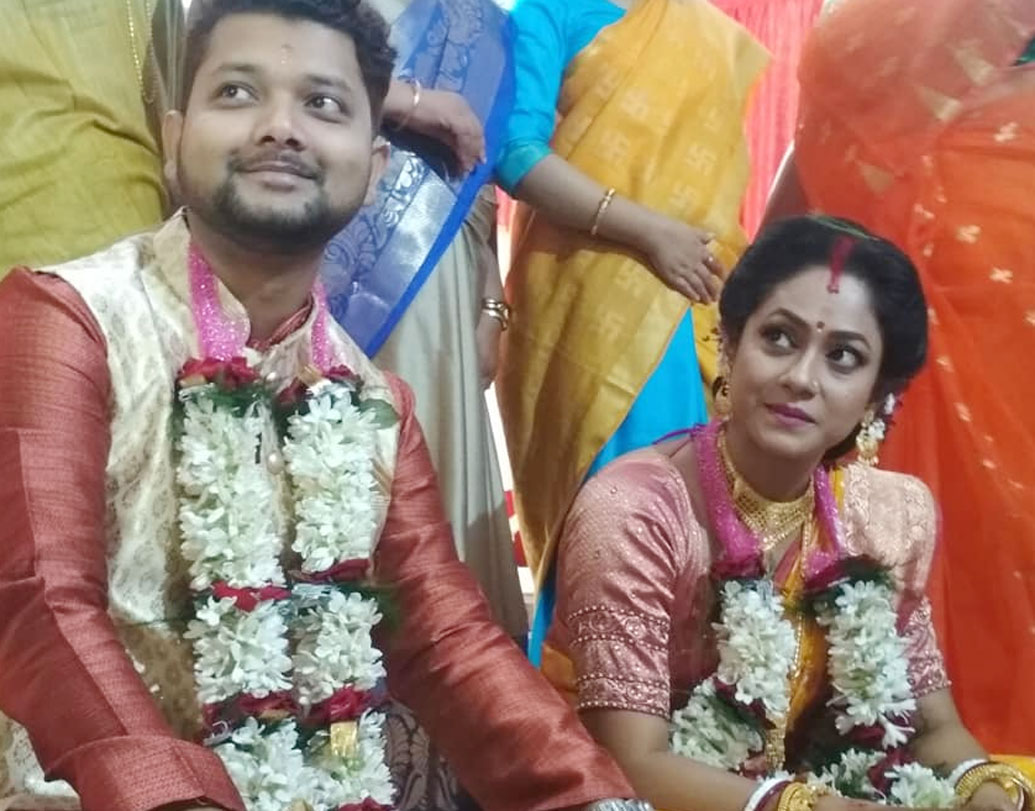 গায়ে হলুদ, মালাবদল, শুভদৃষ্টির পাশাপাশি বিয়ের দিনই রেজিস্ট্রিও করেছেন এই জুটি।