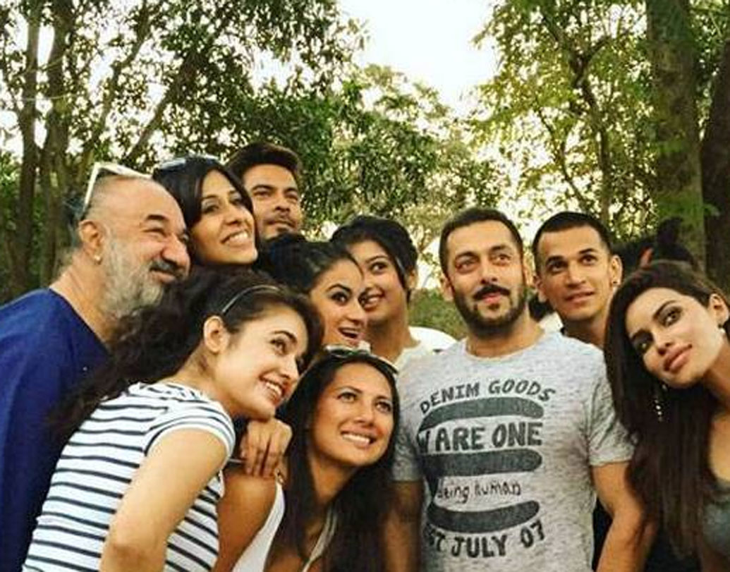 পানভেলে একটি ফার্ম হাউস রয়েছে সলমন খানের। বন্ধুদের সঙ্গে প্রায়শই সেই ফার্ম হাউসে পার্টি করতে যান বলিউডের ভাইজান। সলমনের বিরুদ্ধে অভিযোগ, তিনি আস্তে আস্তে অন্যদের জায়গাও জবর দখল করে নিচ্ছেন। ১৯৯৬ সালে ‘কক্করস’ নামক একটি সংস্থা সলমনের ওই ফার্ম হাউসের পাশেই জায়গা কেনে। ওই কোম্পানির তরফে সলমনের বিরুদ্ধে অভিযোগ করা হয়েছিল।