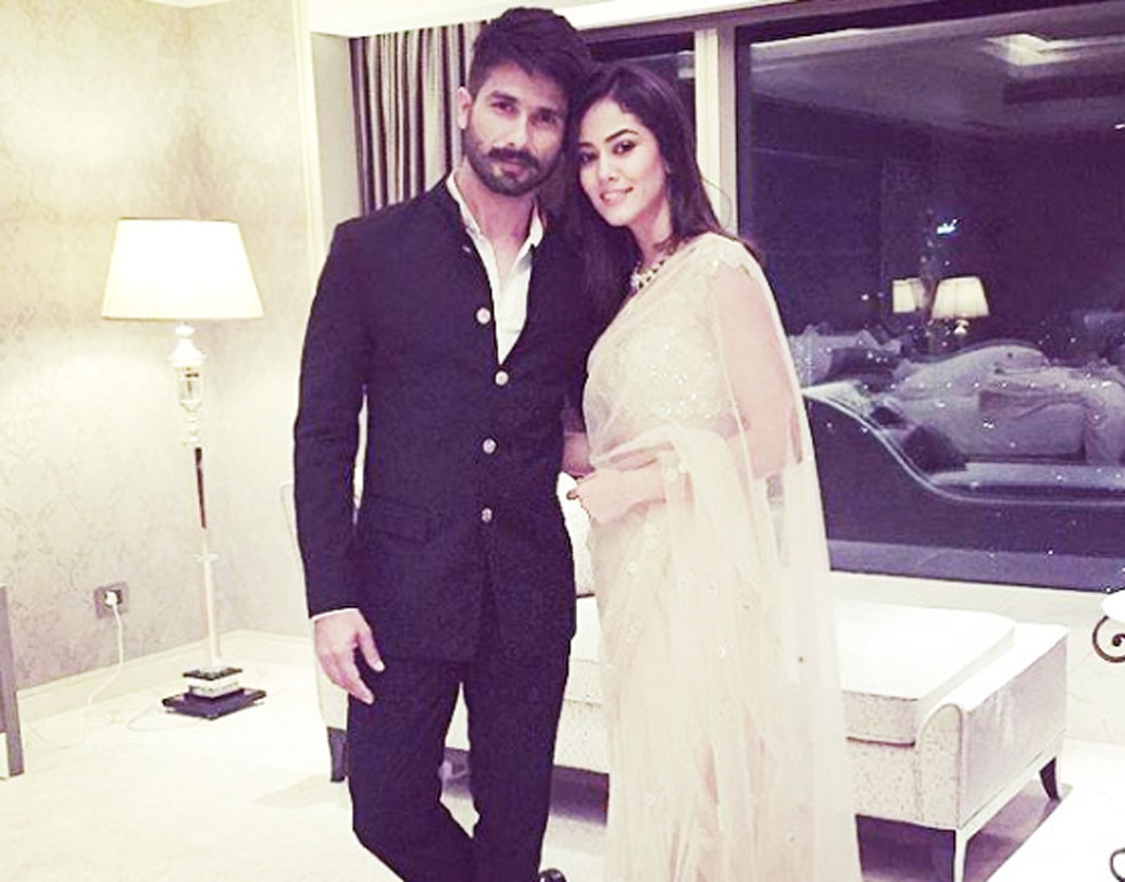 সমুদ্রের ধারে শাহিদ কপূরের স্বপ্নের বাড়ি তৈরি করতে সময়ে লেগেছিল বেশ কিছু মাস। আর এই বাড়ি তৈরির শব্দে শাহিদের প্রতিবেশীদের খুবই অসুবিধা হত বলে পুলিশে অভিযোগ করেছিলেন তাঁরা। এমনকি, যাঁরা কাজ করছিলেন তাঁরা মূত্রত্যাগ করতেন পড়শিদের বাড়ির সামনে! শেষমেশ শাহিদ কপূরের বিরুদ্ধে পুলিশে অভিযোগ করেন তাঁর কয়েক জন প্রতিবেশী।