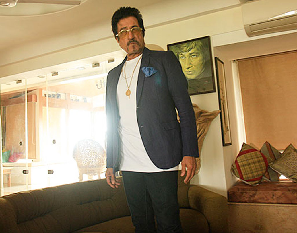 শক্তি কপূরের বিরুদ্ধে অভিযোগ উঠেছিল, কমপ্লেক্সের লিফ্টের দরজায় দাঁড়িয়ে মূত্রত্যাগ করছিলেন। এমনকি এ-ও অভিযোগ উঠেছিল যে, নগ্ন অবস্থায় নিজের বারান্দায় ঘোরাফেরা করতেন ওই অভিনেতা। তবে এ সব কথা গুজব বলে উড়িয়ে দিয়েছিলেন শক্তি। বলেছিলেন, পড়শিরা সকলে আমার বন্ধু।