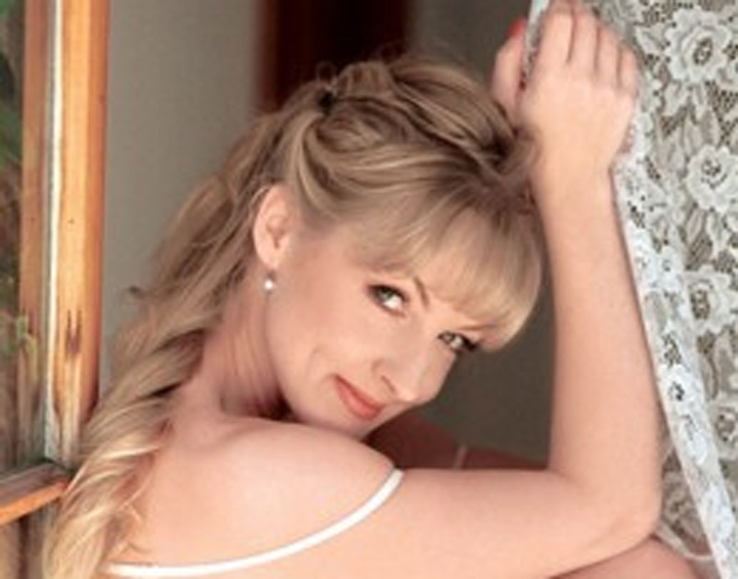 ওয়েবসাইটটি খোলার পরে রাতারাতি ইন্টারনেটের সেনসেশন হয়ে ওঠেন অ্যাশে। সে সময়ে আমেরিকার বড় বড় ম্যাগাজিনগুলোর সঙ্গে টক্কর দিচ্ছিল ‘ড্যান্নি ডট কম’। ‘ড্যান্নি ডট কম’-এ খুবই হালকা চালের পর্ন ছবি, ড্যান্নিকে নিয়ে লেখালেখি এই সব কিছুই থাকত। আর সেই পর্ন ছবিগুলিতে কোনও পুরুষ তারকা থাকতেন না।