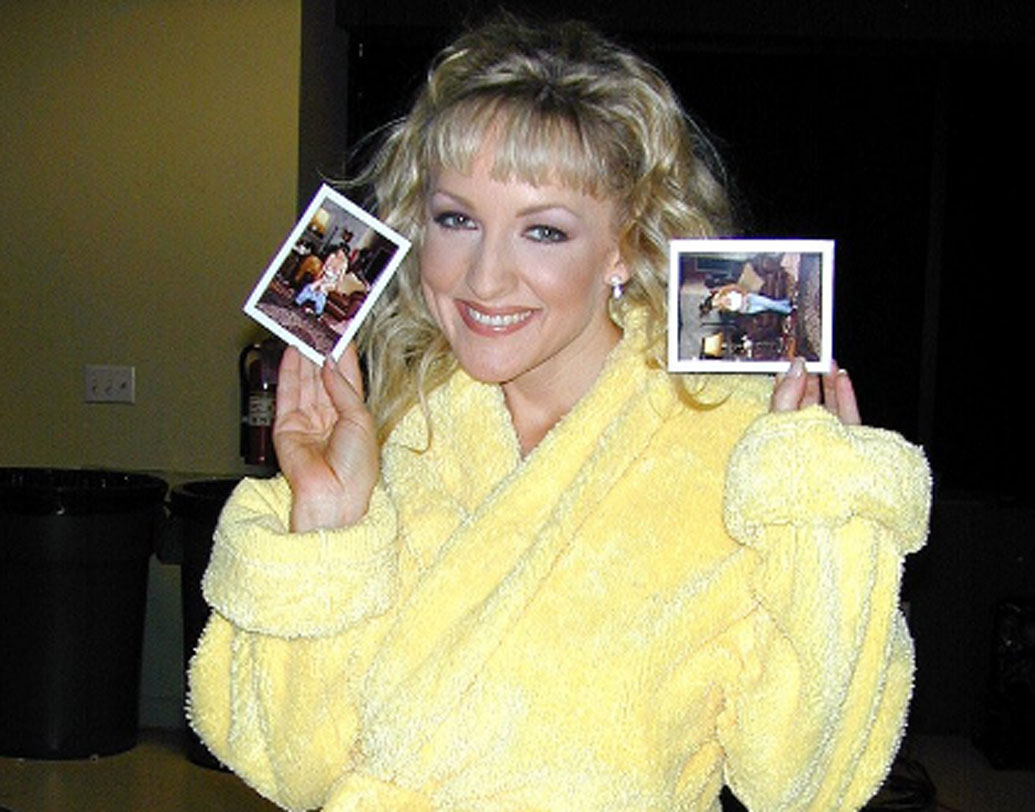 এই ওয়েবসাইটের সুবাদেই ২০০১ সালে ৪৭ কোটি টাকার মতো রোজগার করেন ড্যান্নি অ্যাশে। আর তার পরেই ‘গিনেস বুক অব ওয়ার্ল্ড রেকর্ড’-এরও নজরে পড়ে যান এই পর্ন তারকা। ২০০০ সালের ডিসেম্বরে, ‘মোস্ট ডাউনলোডেড উইমেন অন দ্য ইন্টারনেট’ খেতাবও জিতে নেন ড্যান্নি। সে বছর ৯৯ কোটি ৩০ লক্ষ ডাউনলোডের সুবাদে সিন্ডি মারগোলিসের পুরনো রেকর্ডটি ভেঙে চুরমার করে দেন এই পর্ন স্টার।