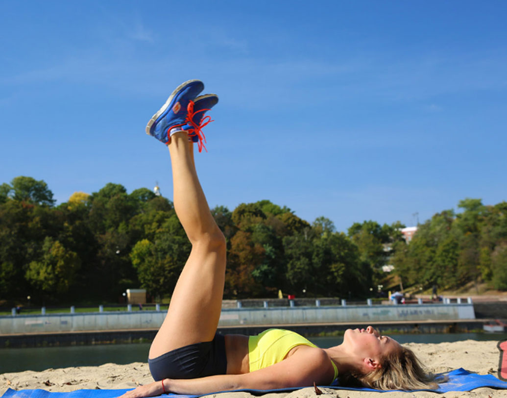 দেওয়ালের কাছে একটি নরম ম্যাট বিছিয়ে নিন। তাতে চিৎ হয়ে শুয়ে যতটা সম্ভব দেওয়ালের কাছে এগিয়ে আনুন পা। দেওয়াল বরাবর শরীরের সঙ্গে ৯০ ডিগ্রি কোন করে পা উপরে তুলে দিন। পা যেন সোজা থাকে।