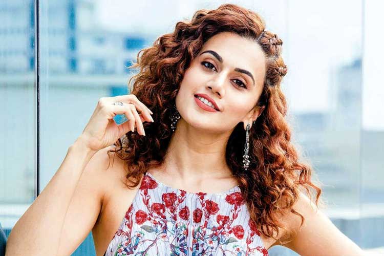 নিজের কাজের বাইরে ব্যক্তিগত জীবন নিয়ে কখনওই খুব বেশি চর্চা হোক, চান না তাপসী।