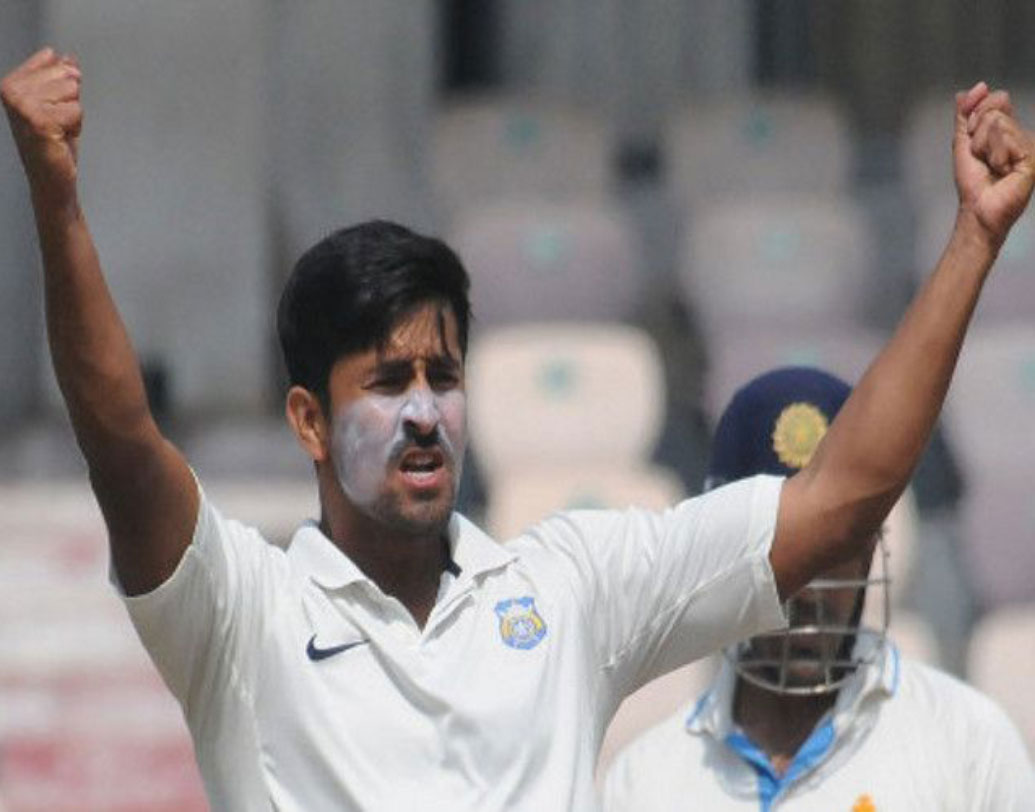 অলরাউন্ডার ক্রিকেটার হিসাবে ২০ লক্ষ টাকার চুক্তিতে দলে এলেন শ্রীকান্ত মুন্ধে। মহারাষ্ট্রের এই মিডিয়াম পেসার ও ডান হাঁতি ব্যাটসম্যানের বয়স ৩০ বছর। S এ ছাড়াও এ বার এই দলে যোগ দিয়েছেন ইয়ারা পৃথ্বীরাজ। অন্ধ্রের হয়ে রঞ্জি খেলায় প্রথম নজরে আসেন তিনি। বাঁ হাতি এই পেসারকে ২০ লক্ষ দিয়ে দলে আনল কলকাতা।