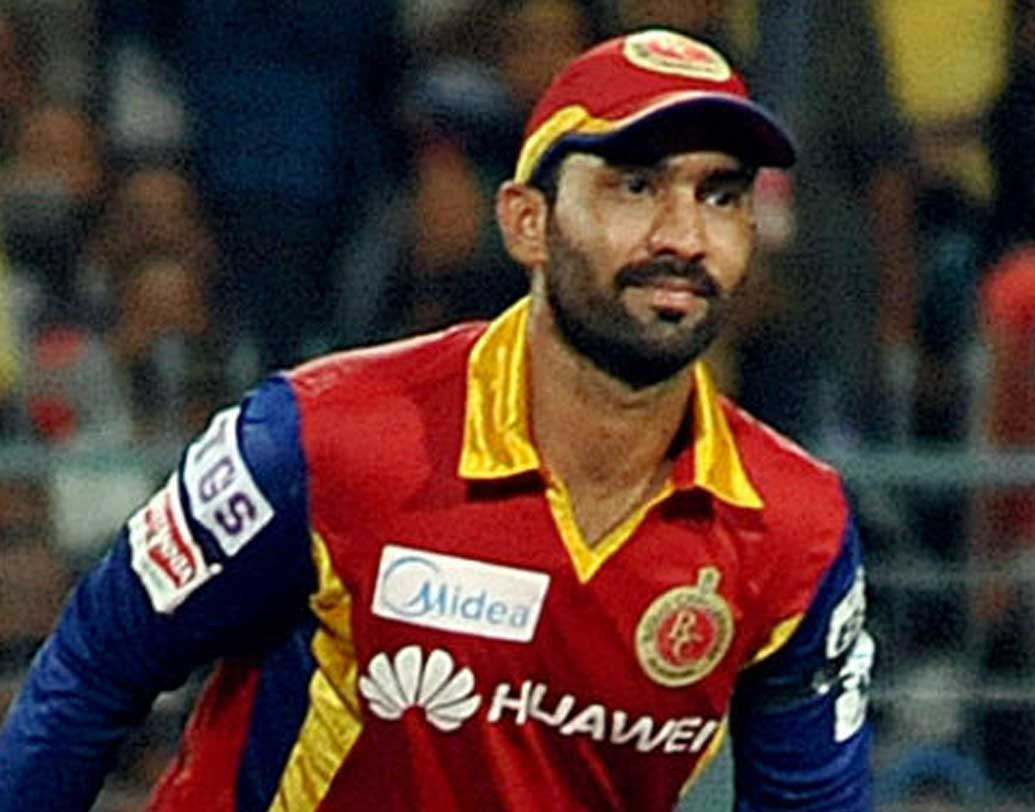 আবার দীনেশ কার্তিক। ২০১৫ সালের নিলামে ১০.৫ কোটি টাকায় তাঁকে নেয় রয়্যাল চ্যালেঞ্জার্স ব্যাঙ্গালোর। কার্তিক এখন কলকাতার অধিনায়ক।