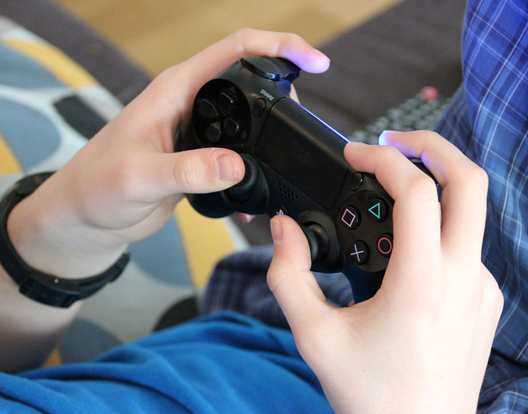 ফুরসত পেলেই ভিডিয়ো গেম খেলতে শুরু করে দেন? তবে গ্রিসে বেড়াতে গেলে মুশকিলে পড়বেন। কারণ, সে দেশে ভিডিয়ো গেম খেলা একেবারেই নিষিদ্ধ। এমনকি, বাড়ির কম্পিউটারেও তা খেলা যাবে না। বেআইনি জুয়া খেলা রুখতে ২০০২ সালেএমন আইন করে গ্রিস সরকার।