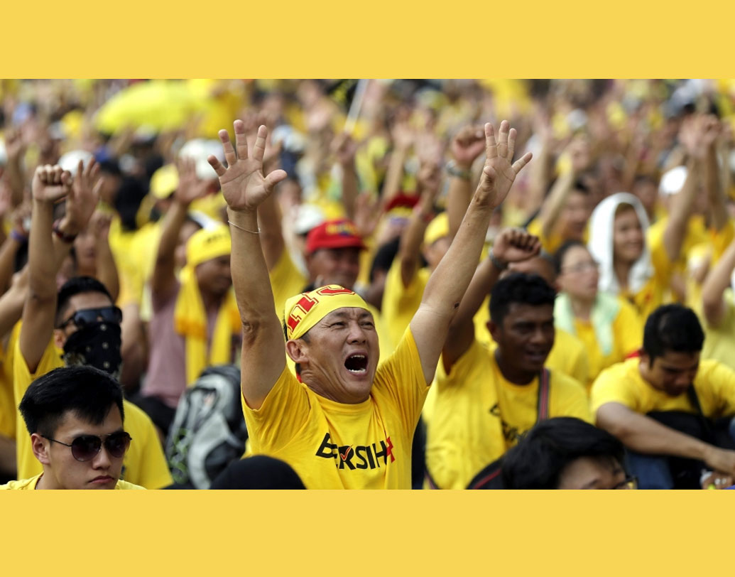 মালয়েশিয়ায় হলুদ রঙের কোনও পোশাক পরা একেবারেই বারণ। জুতো-জামা, টুপি তো বটেই, এমনকি হলুদ রঙের অন্তর্বাস পরাও নিষেধ। সে দেশে হলুদ রঙকে প্রতিবাদের প্রতীক মনে করা হয়। একটি বিরোধী রাজনৈতিক দলের প্রতিবাদীদের পরনে প্রায়শই দেখা যায় হলুদ রঙের পোশাক। তাঁদের বিরুদ্ধে পদক্ষেপ হিসাবেও এই আইন করে মালয়েশিয়া।