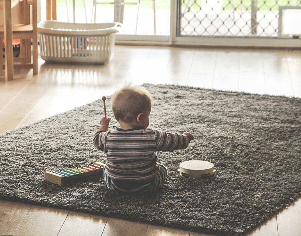 নিজের সন্তানের জন্য পছন্দ মতো নাম বাছতে পারেন না ডেনমার্কবাসীরা। তার জন্য বিস্তর হ্যাপা সামলাতে হয় তাঁদের। বরং সে দেশের সরকারের তৈরি ২৪ হাজার নামের একটি তালিকা থেকেই বেছে নিতে হয় সন্তানের নাম। সরকারের কাছে এ নিয়ে বিশেষ ভাবে আবেদন করতে পারেন। তাতে সায় মিললে তবেই নিজের পছন্দের নামে  সন্তানকে ডাকতে পারবেন!