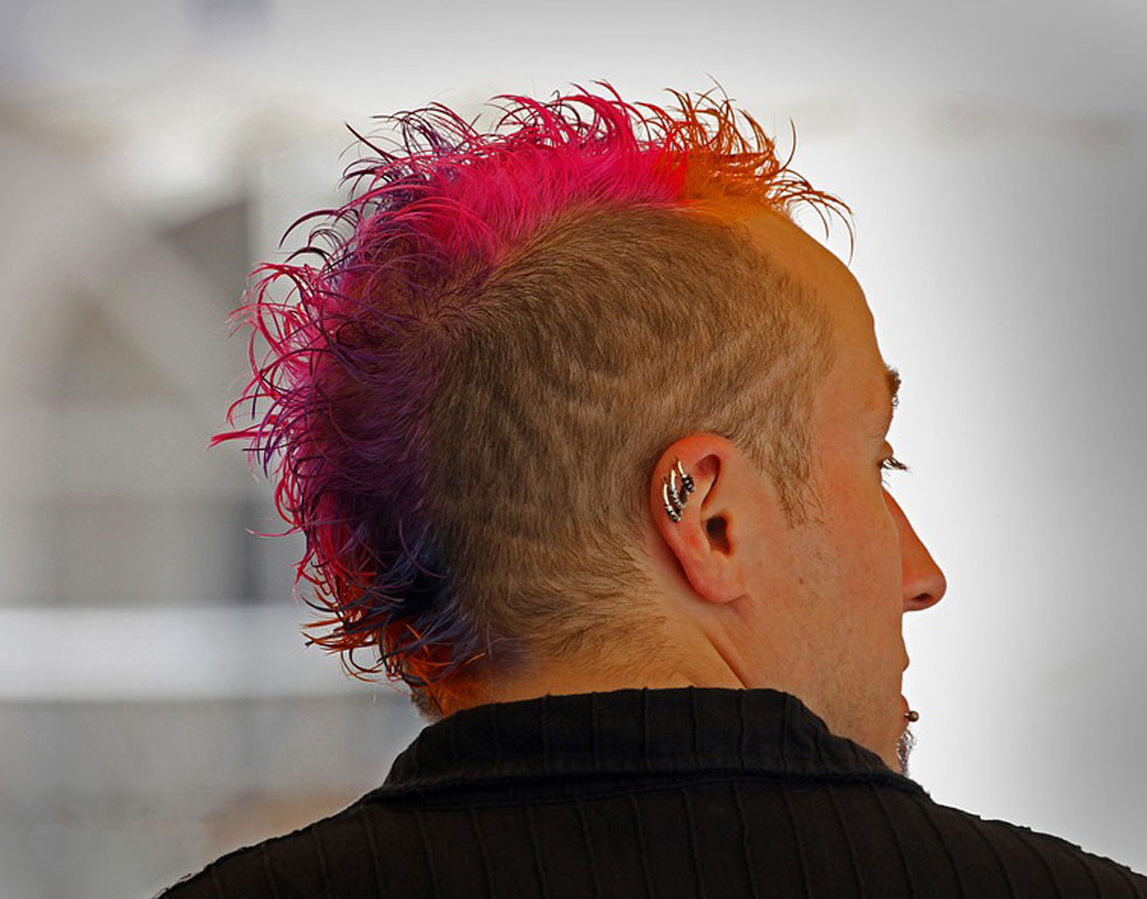 র্যা প মিউজিক, পোষ্য হিসাবে কুকুর-বেড়াল, স্কিনটাইট জিন্‌স, ট্যাটু, সবেতেই নিষেধাজ্ঞা রয়েছে ইরানে। এমনকি, প্রিয় হলিউড স্টারের মতো হেয়ারকাটও দিতে পারবেন না। পুরুষদের স্পাইক, পনিটেলের মতো ওয়েস্টার্ন হেয়ারকাট দিয়ে স্টাইল করাও একেবারে মানা। ইরানের হেয়ারকাটারদের ইউনিয়নের মতে, এগুলো নাকি শয়তানকে পুজো করার লক্ষণ।