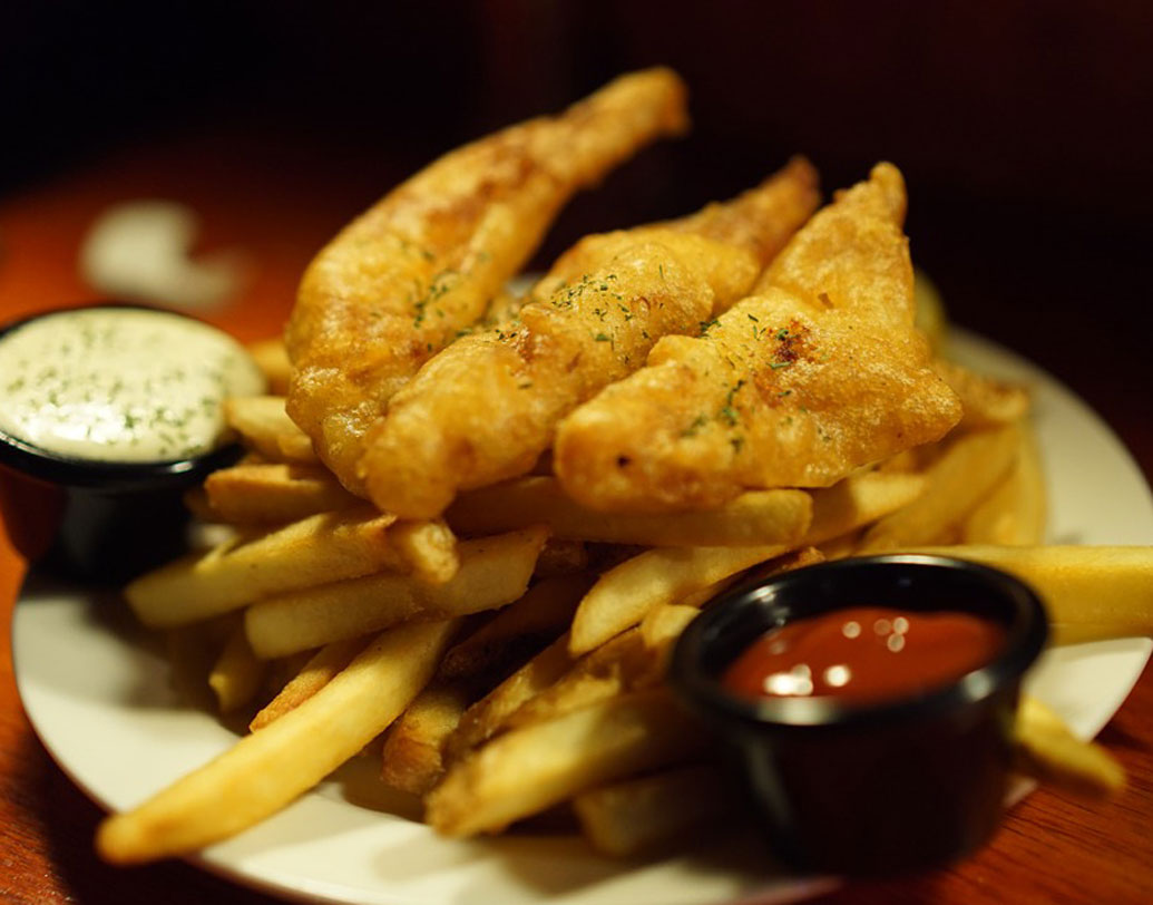 কেচাপে মাখামাখি না হলে স্ন্যাক্‌স মুখেই রোচে না অনেকের। তবে ফ্রান্সের স্কুলের ক্যাফেটেরিয়ায় এমনটা করা একেবারেই বেআইনি। ফরাসি সরকারের মতে, কেচাপ খেতে খেতে দেশের চিরাচরিত খাবারের আসল স্বাদ ভুলতে বসেছে পড়ুয়ারা। তবে আইনের ফাঁক গলে বেরোনোরও উপায় আছে। ফ্রেঞ্চ ফ্রাইয়ের অর্ডারের সঙ্গে কেচাপ এখনও বেআইনি নয়।