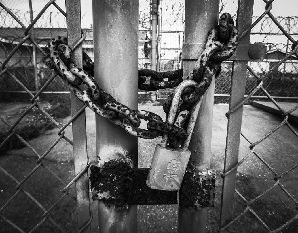 সৌদি আরব বা ইন্দোনেশিয়ায় হস্তুমৈথুন করা আইনত অপরাধ। ইন্দোনেশিয়ায় এই অপরাধের শাস্তি ৩২ মাসের জেল। আর হস্তুমৈথুন করা অধর্ম নয়, প্রকাশ্যে এমন কথা বলায় সৌদি আরবের এক শিক্ষকের তিন বছরের সাজা হয়েছিল। সেই সঙ্গে ৩০০ বেতের ঘা পড়েছিল তাঁর পিঠে।