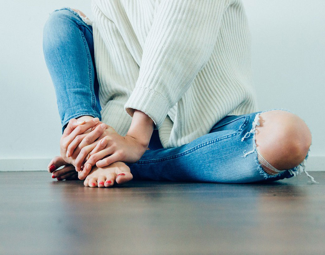 উত্তর কোরিয়ায় নীল রঙের জিন্‌স পরা একেবারেই বারণ। তবে কালো রঙের জিন্‌স হলে তাতে আপত্তি নেই সরকারের। নীল রঙে কেন আপত্তি? আমেরিকার পতাকায় রয়েছে নীল রঙের ছোঁয়া। আর ‘চিরশত্রু’র কোনও রং নিয়ে এত মাতামাতি করাটা বেশি পছন্দ নয় সরকারের।