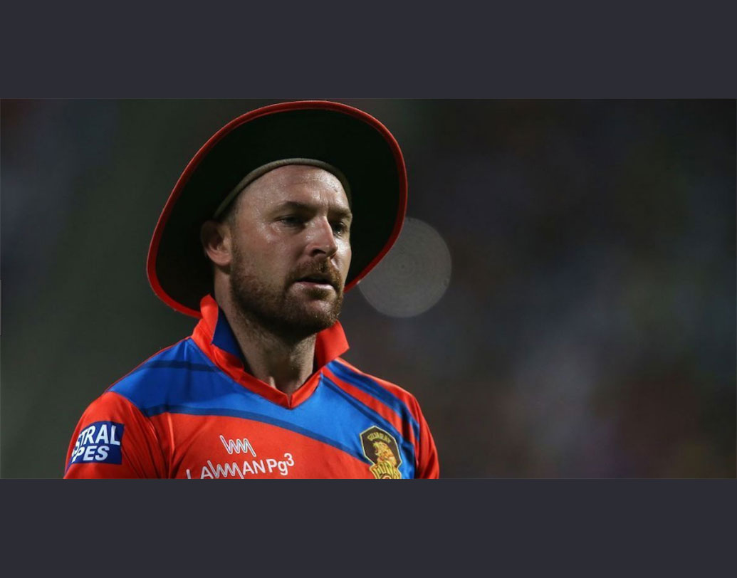 ২০০৮-এ প্রথম আইপিএলে কলকাতা নাইট রাইডার্সের হয়ে ব্রেন্ডন ম্যাকালামের ১৫৮ রানের অপরাজিত ইনিংসটা এখনও মনে রেখেছেন অনেকেই। সে বার তাঁর চার-ছয়ের তুবড়িতে ঝলসে গিয়েছিল রয়্যাল চ্যালেঞ্জার্স ব্যাঙ্গালোর। তবে গত আইপিএলে তাঁকে যেন খুঁজেই পাওয়া যায়নি। ৬ ম্যাচে মাত্র ১২৭ রান। এ বারের নিলামে অবিক্রিতই রয়ে গিয়েছেন তিনি।