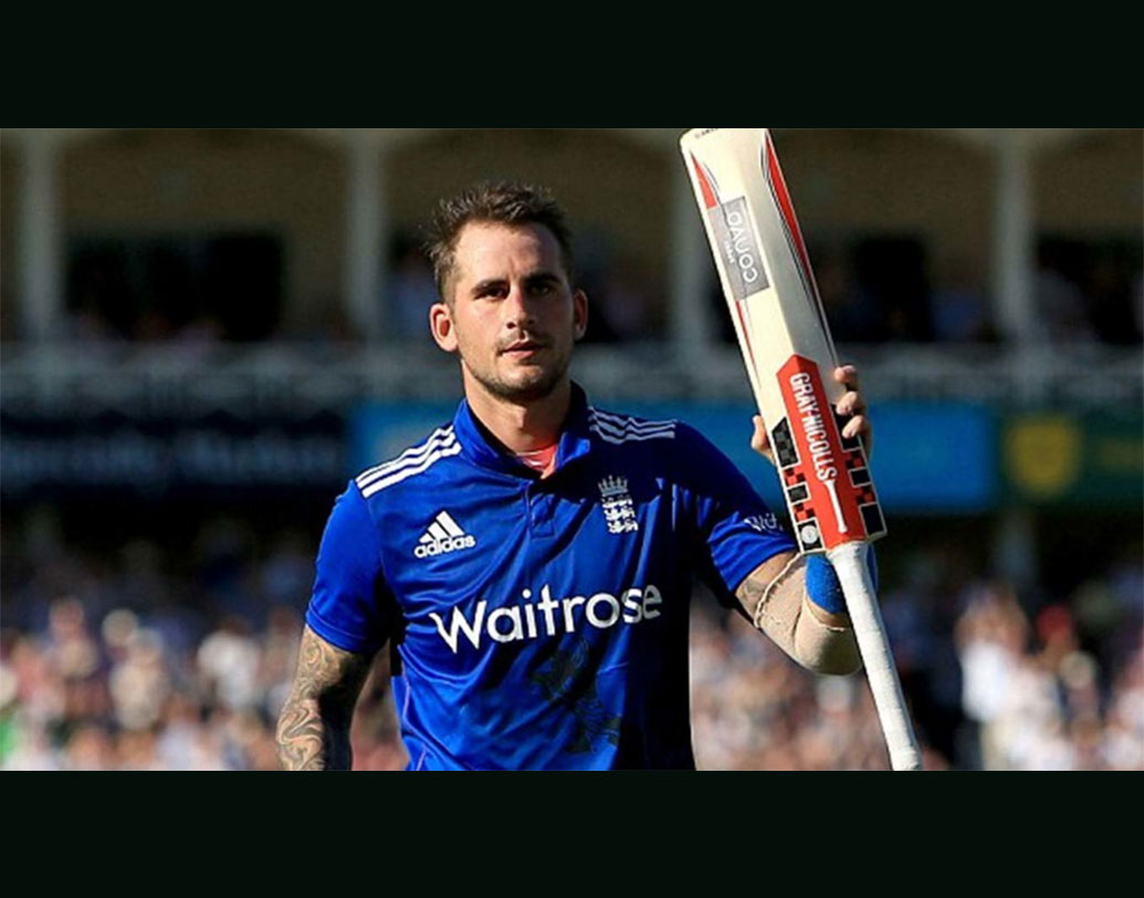 বল বিকৃতি-কাণ্ডে ডেভিড ওয়ার্নারের নাম জড়ানোর পর সানরাইজার্স হায়দরাবাদে খেলা হয়নি তাঁর। ফলে একাদশ আইপিএলে দলে আসেন ইংল্যান্ডের অ্যালেক্স হেলস। ৬ ম্যাচে ১৪৮ রানও করেন। তবে  দ্বাদশ আইপিএলে ওয়ার্নার দলে আসায় হেলসকে ছেড়ে দেয় সানরাইজার্স। ইদানীংফর্মেও ছিলেন না তিনি। সব মিলিয়ে আইপিএলের নিলামে নজর কাড়তে ব্যর্থ হেলস।