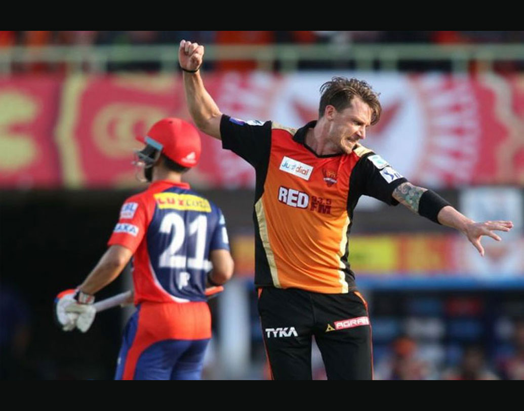 অস্ট্রেলিয়ার বিরুদ্ধে সম্প্রতি শেষ হওয়া ওডিআই সিরিজে ৩ ম্যাচে ৭ উইকেট নিয়ে নিজের ফর্ম দেখিয়েছেন ডেল স্টেইন। তবে ৯০টি আইপিএল খেলা ডেলকে নিয়ে আগ্রহই দেখায়নি কোনও দল।