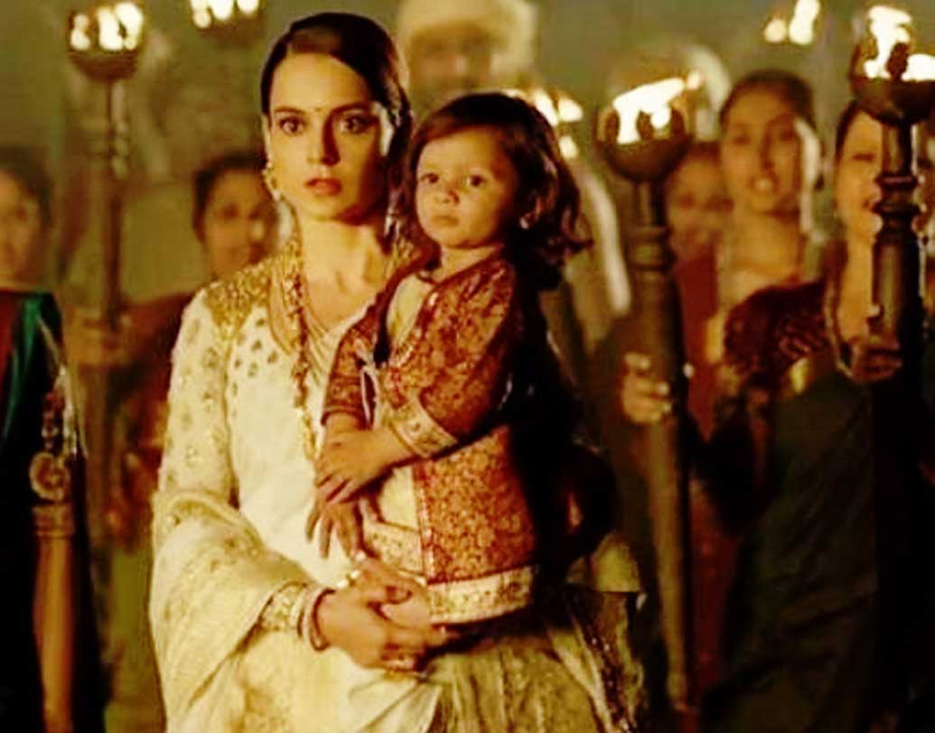 কঙ্গনা রানাওয়াতকে এই ছবিতে দেখা যাবে ঝাঁসির রানি লক্ষ্মীবাঈয়ের চরিত্রে। তবে শুধু যোদ্ধা নয়। সেই ঝাঁসির রানি কখনও মা, কখনও স্ত্রী— এই দিকগুলোও ফুটিয়ে তুলেছেন কঙ্গনা।