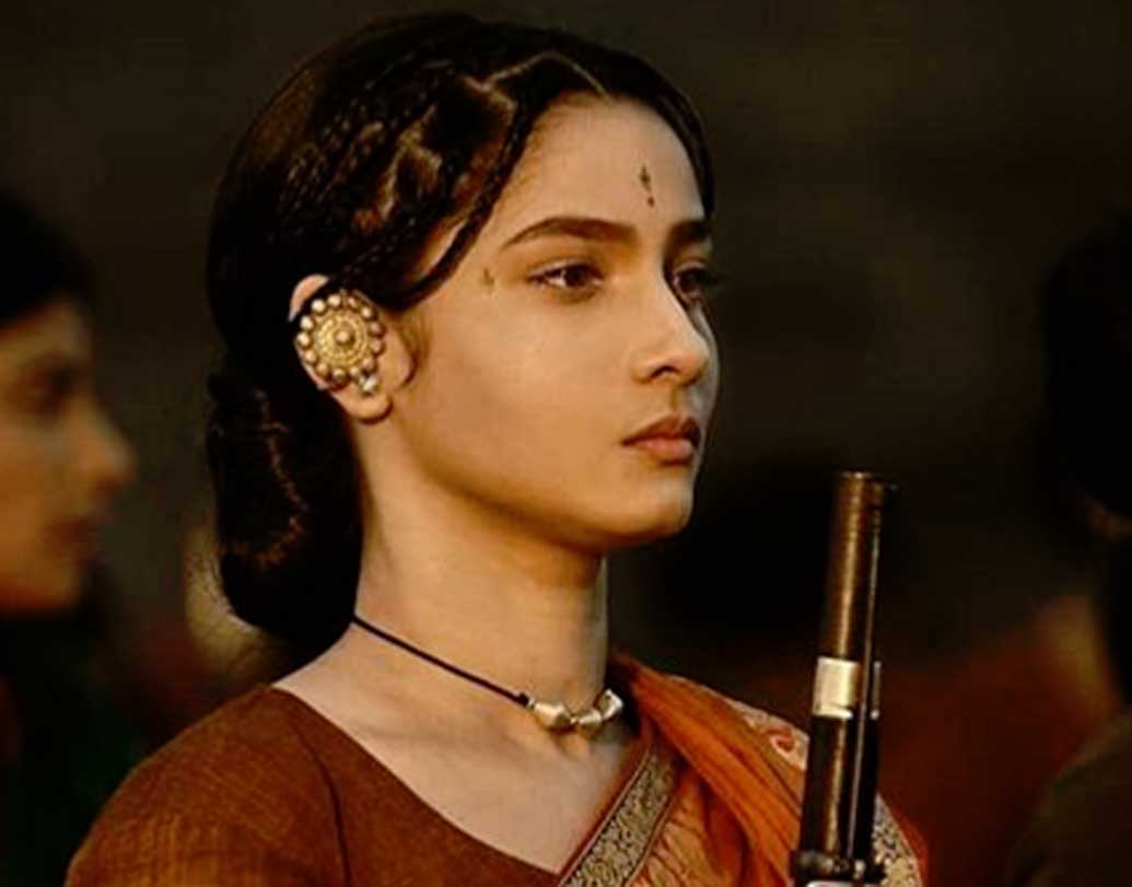 ঝাঁসির রানির আর এক বিশ্বস্ত সেনাপতি ছিলেন ঝলকারিবাঈ। মণিকর্ণিকার কাঁধে কাঁধ মিলিয়ে তিনি জমিয়ে লড়াই করেছিলেন ইংরেজদের সঙ্গে। সে চরিত্রে দেখা যাবে টেলিভিশনের জনপ্রিয় মুখ অঙ্কিতা লোখান্ডেকে। এই ছবি দিয়েই বলিউডে ডেবিউ হচ্ছে অঙ্কিতার।