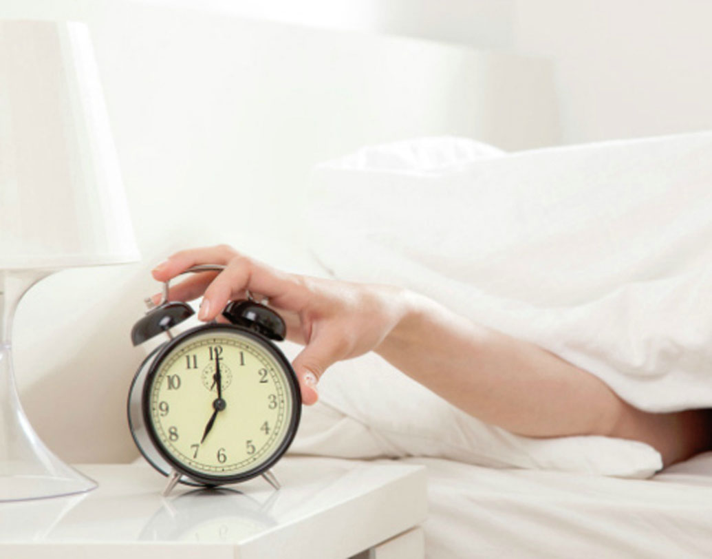 ব্রিটিশ ভারতে কারখানায় শ্রমিকদের সপ্তাহের সাত দিনই কাজ করতে হত। ছুটি মিলত না। সেখানে প্রতি রবিবার ব্রিটিশ অফিসাররা গির্জায় প্রার্থনা করতে যেতেন। ফলে ওই দিন শুধু তাঁদেরই ছুটি থাকত। কিন্তু শ্রমিকদের জন্য এমন কোনও নিয়ম ছিল না।