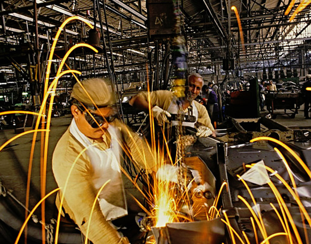 উনবিংশ শতাব্দীতে ভারতের বস্ত্র কারখানায় কার্যপদ্ধতিতে পরিবর্তন আনায় শ্রীনারায়ণ মেঘাজি লোখান্ডের অনবদ্য ভূমিকা আছে। তিনি মহাত্মা জ্যোতিরাও ফুলের সহযোগী ছিলেন। ভারতের প্রথম শ্রমিক সংগঠন ‘বম্বে মিল হ্যান্ডস অ্যাসোসিয়েশন’ চালু করেন লোখান্ডে।