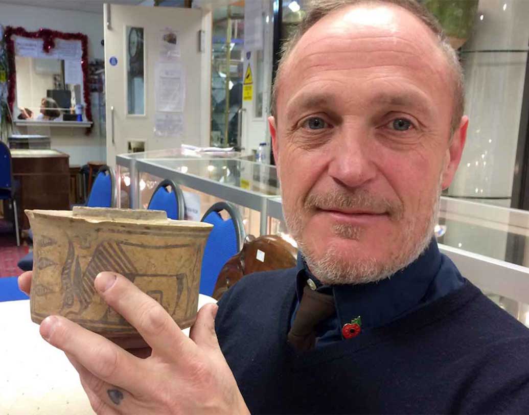 এমনই ঘটনা ঘটেছে কার্ল মার্টিন নামে ব্রিটেনের এক ব্যক্তির সঙ্গে। নিলামে সামান্য টাকায় কেনা এই পাত্র পাঁচ বছর ব্যবহারও করছেন তিনি ও তাঁর পরিবার।