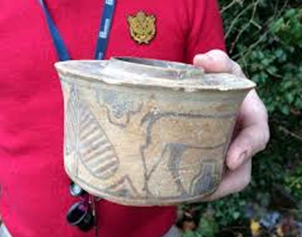 নিজের ওয়াশরুম থেকে ব্রাশ হোল্ডারটি এনে বন্ধু জেমস ব্রেঞ্চকে দেখিয়েছিলেন তিনি। তখনই ব্রিটিশ ইতিহাস বিশেষজ্ঞ ওই বন্ধু বলেন, সাউথ ডার্বিশায়ারের নিলাম থেকে সামান্য দামে কেনা হোল্ডারটি অমূল্য।