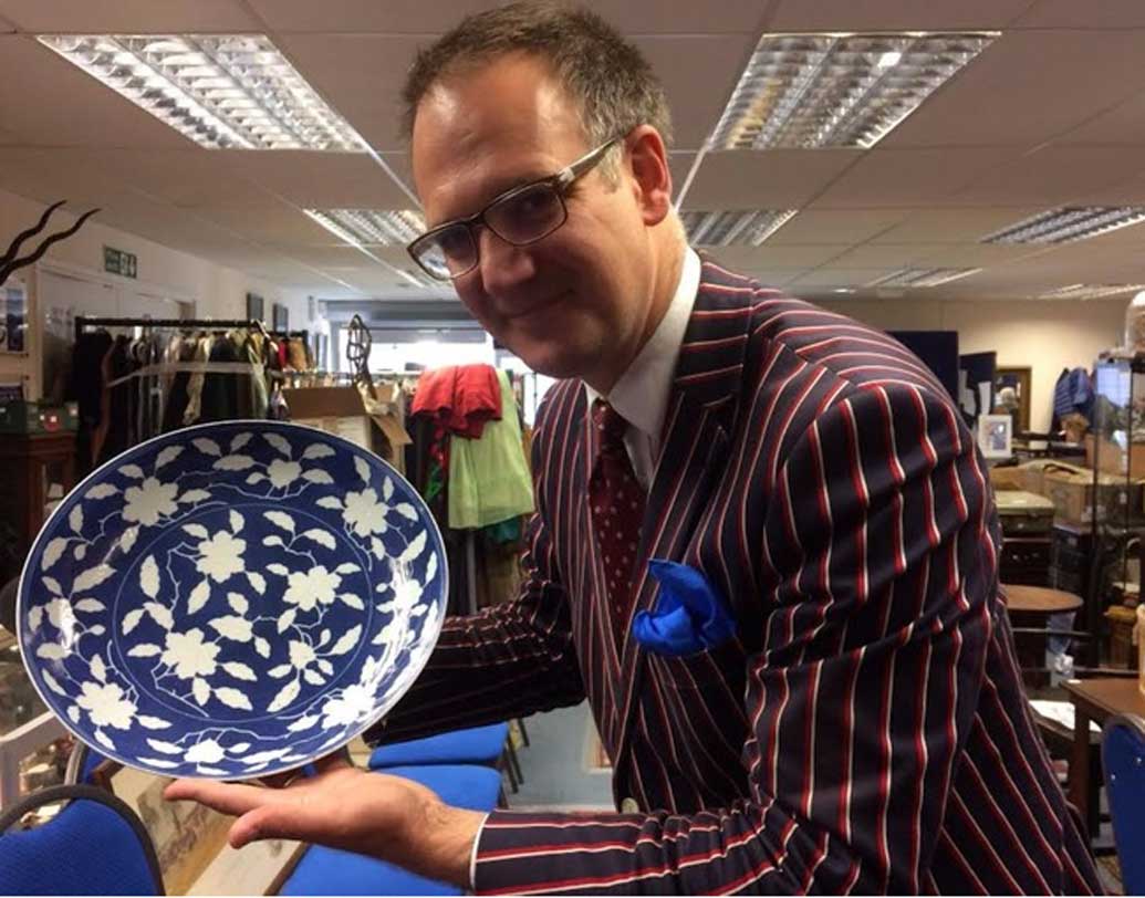 মার্টিন বলেন, ‘‘নিলাম ঘরে তো কত কীইই বিক্রি হয়। কিন্তু ওই প্রাচীন পাত্র এত দিন ব্যবহার করে নিজেকে অপরাধী বলে মনে হচ্ছিল।’’