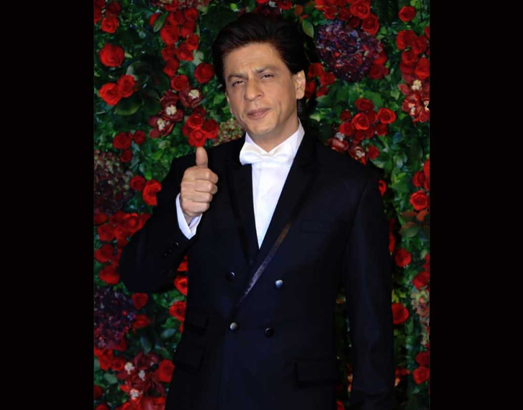 দীপিকার প্রথম নায়ক, গ্রুমার, বলিউড বাদশাহ কিং খান একটু রাতেই এসেছিলেন এ দিন। এসেই ‘অল দ্য বেস্ট’ দেখালেন। পা মেলালেন ছাইয়া ছাইয়ার তালে। একটু রাতের দিকে এসেছিলেন সঞ্জয়লীলা ভন্সালী।