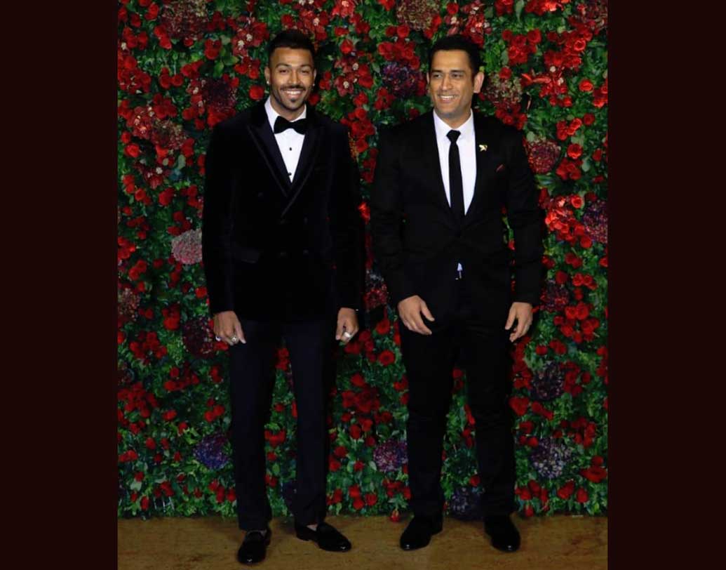 এসেছিলেন সিদ্ধার্থ মলহোত্র, ভিকি কৌশল, পূজা হেগড়ে, রাধিকা আপ্তে, বিদ্যা বালন, জ্যাকলিন ফার্নান্ডেজ, ডায়ানা পেন্টিরাও। এসেছিলেন হার্দিক পাণ্ড্য। দীপিকার প্রিয় বন্ধু মহেন্দ্র সিংহ ধোনি এলেন স্ত্রী সাক্ষীকে সঙ্গে নিয়ে। সস্ত্রীক সচিন, সস্ত্রীক কপিল দেবকেও দেখা গিয়েছে রিসেপশনে।